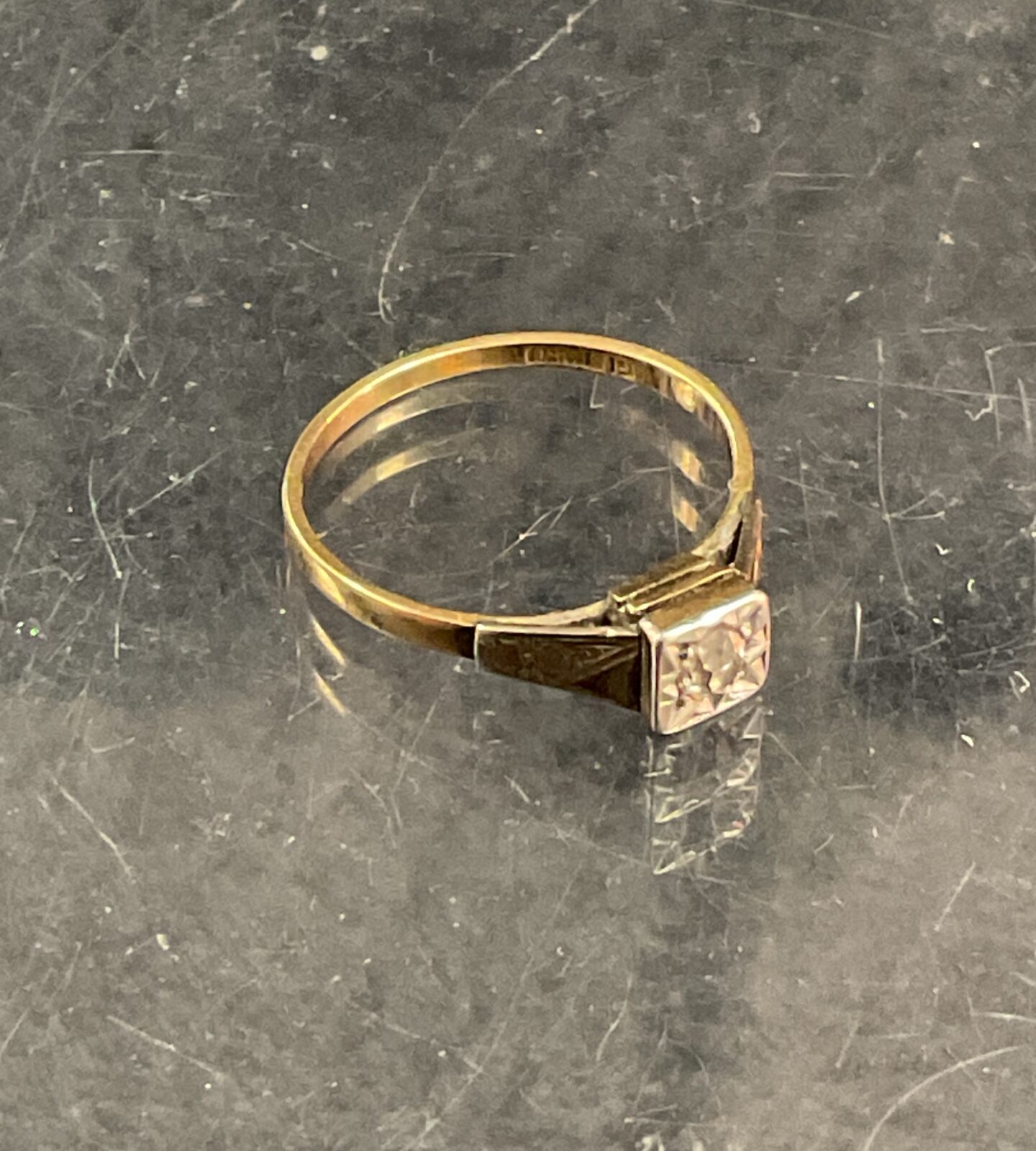 18ct Yellow gold diamond set ring size N 1.8g gross
