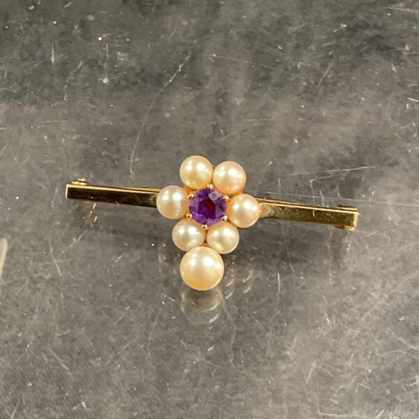 Vintage 9ct gold brooch with seed pearls and amethyst gemstone.