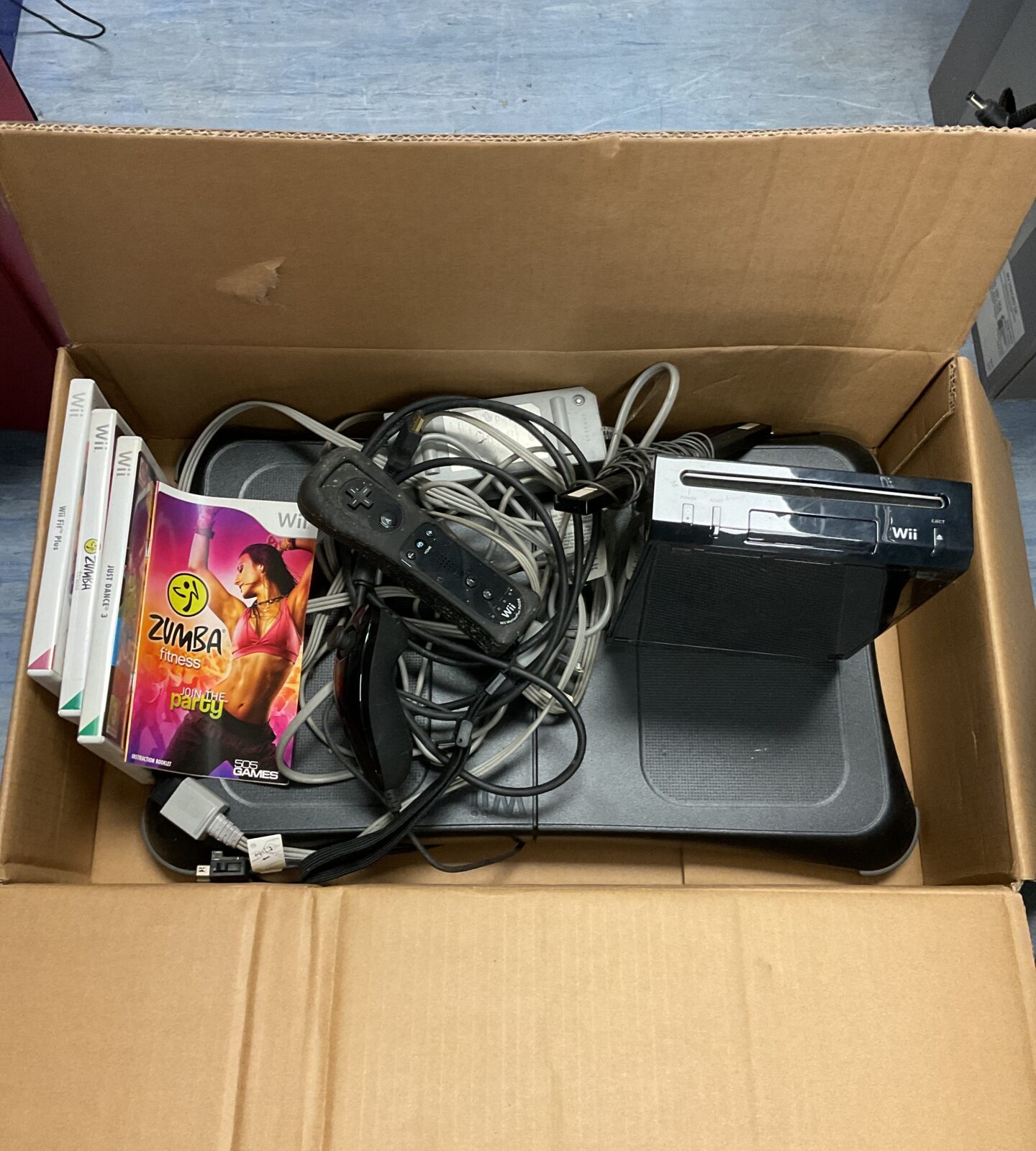 Black Nintendo wii console bundle with fit board & games