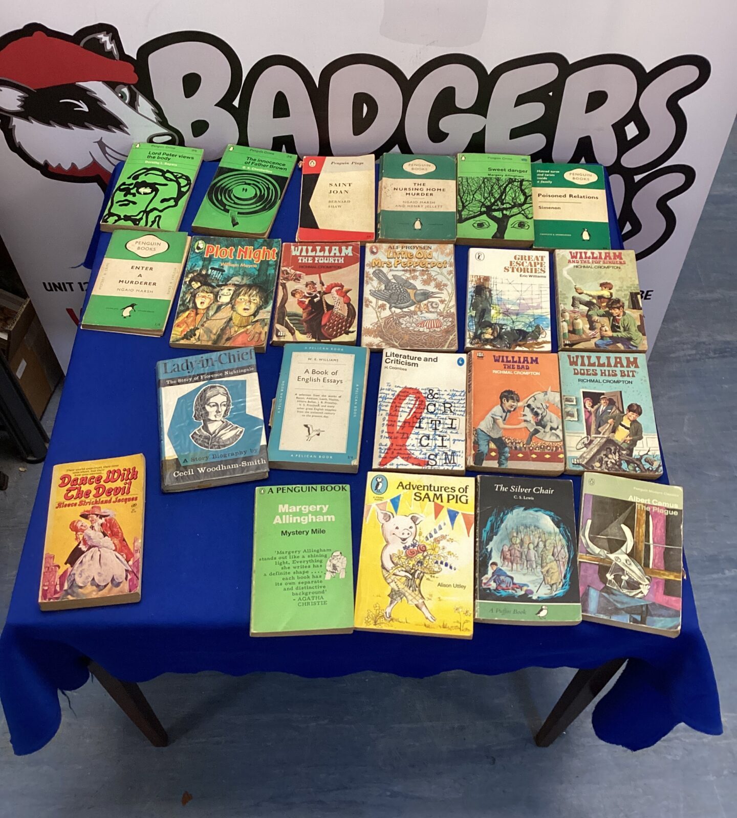Quantity of vintage penguin & other books