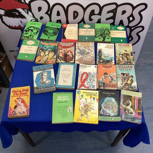 Quantity of vintage penguin & other books