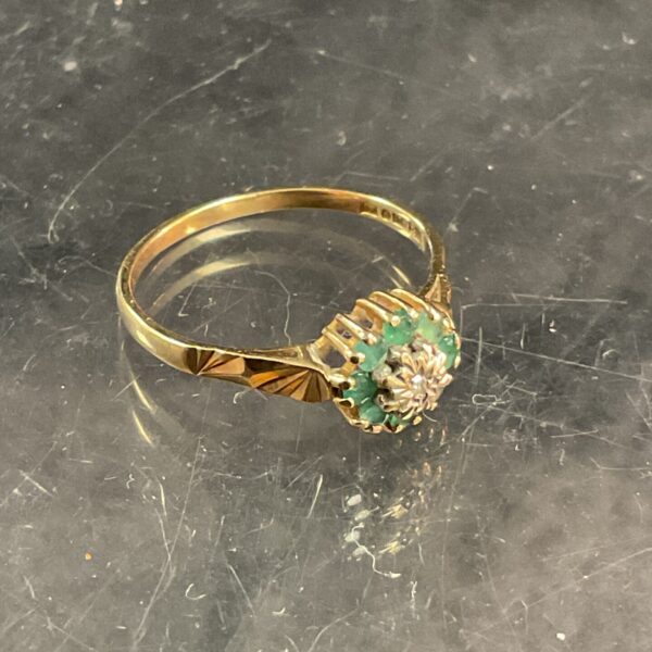 Vintage 9ct gold ring with emerald and diamond cluster.