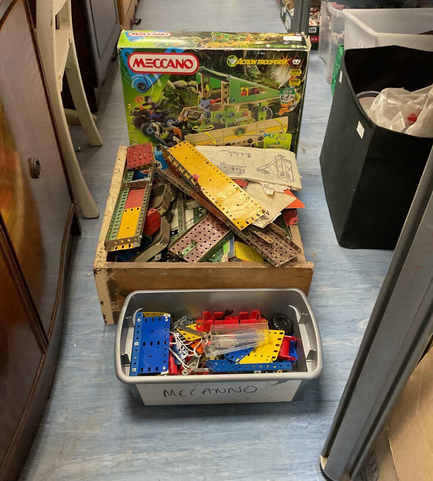 Large selection of mixed meccano inc sets and vintage