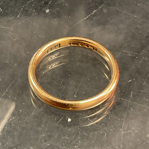 Classic 9ct yellow gold band ring, size L.