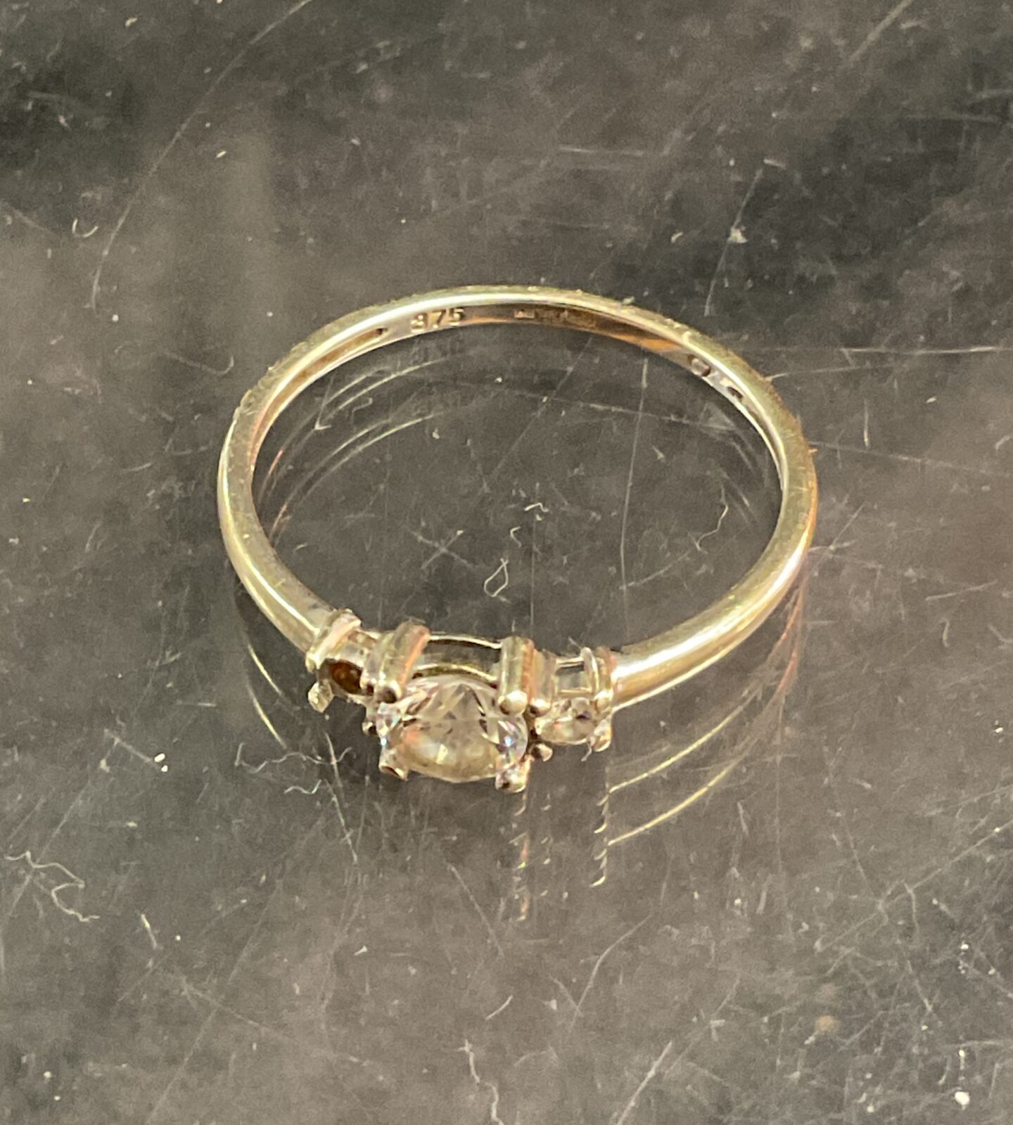 9ct white gold Ring set with cubic zirconia stones one missing size Q