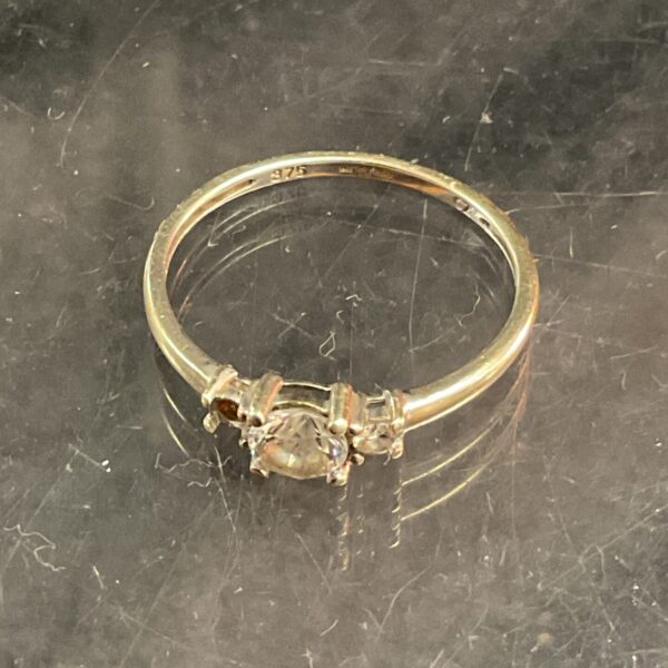 9ct white gold Ring set with cubic zirconia stones one missing size Q