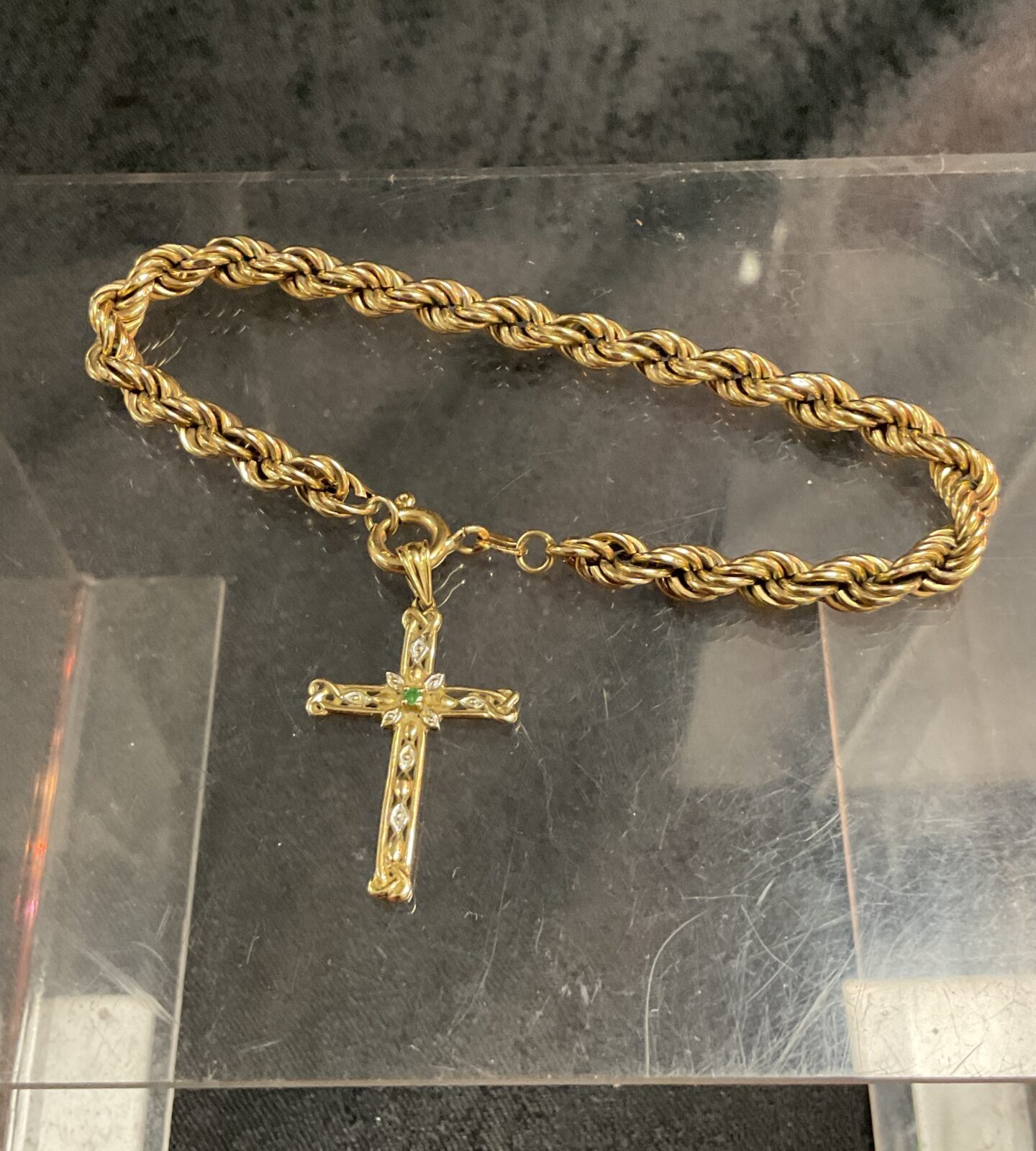 9ct hallmarked yellow gold bracelet with green stone set cross 5.98g