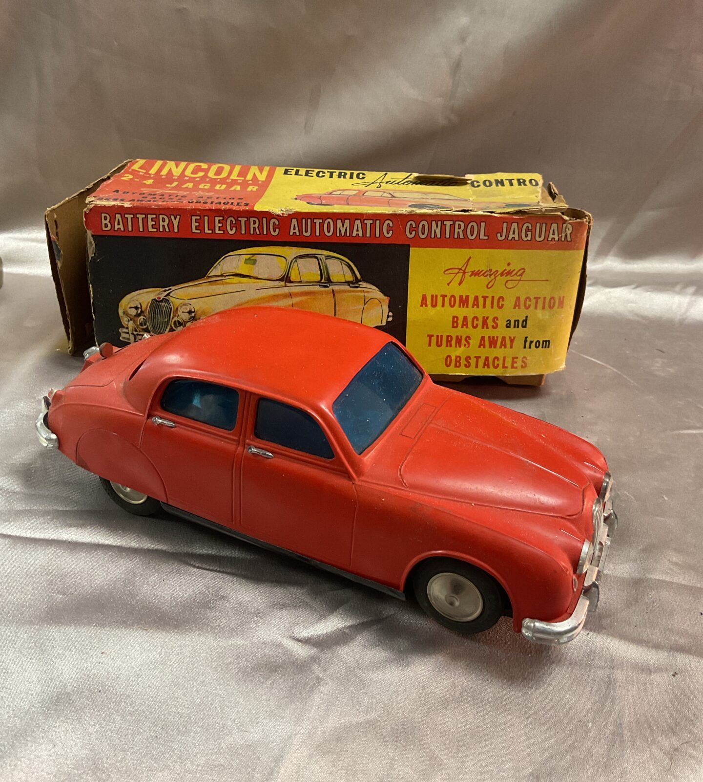 Vintage Lincoln 2.4 Mk1 Jaguar electric automatic control model car