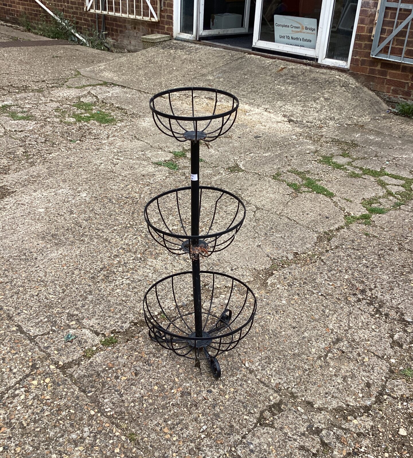 Metal Garden basket Pedestal