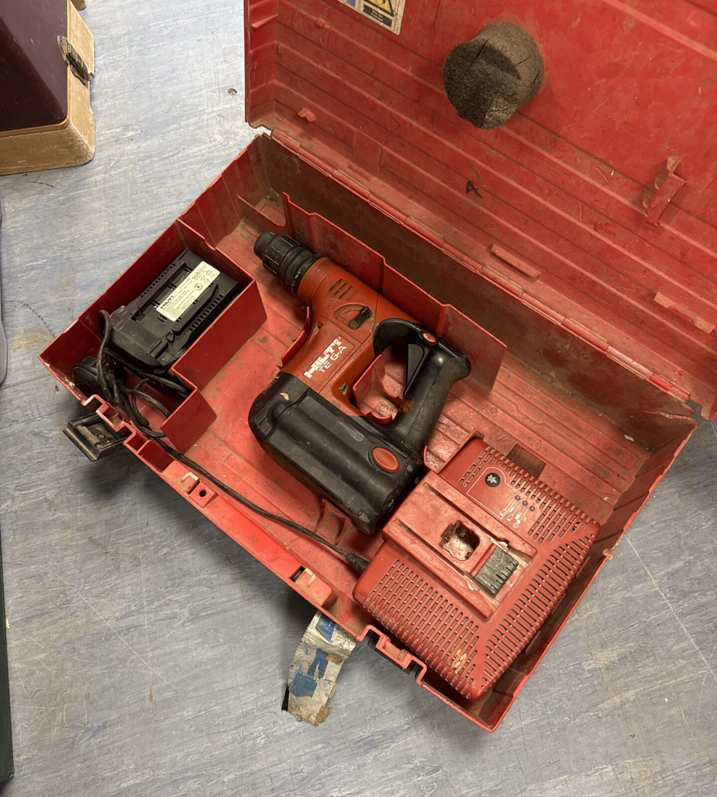 Hilti sds drill with battery & chargers - powers on