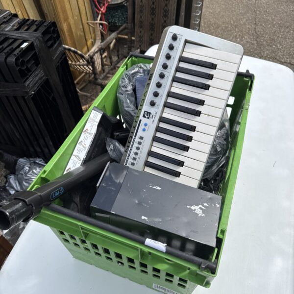 Box of mixed items inc evolution mk-425c usb midi keyboard