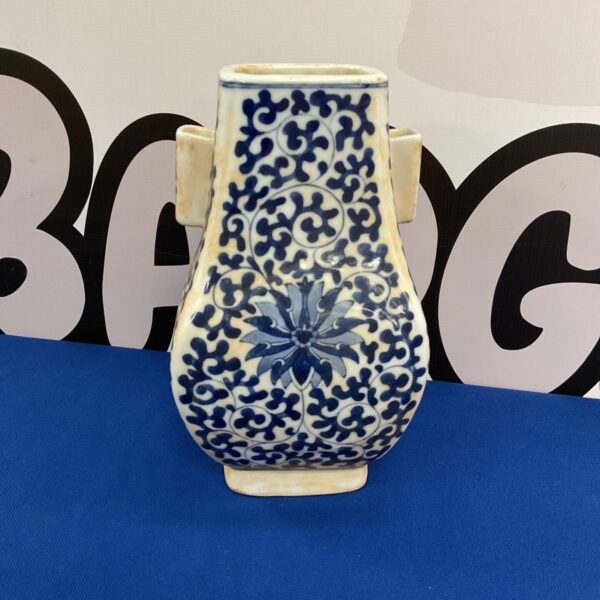 Chinese blue and white pattern vase 21cm high