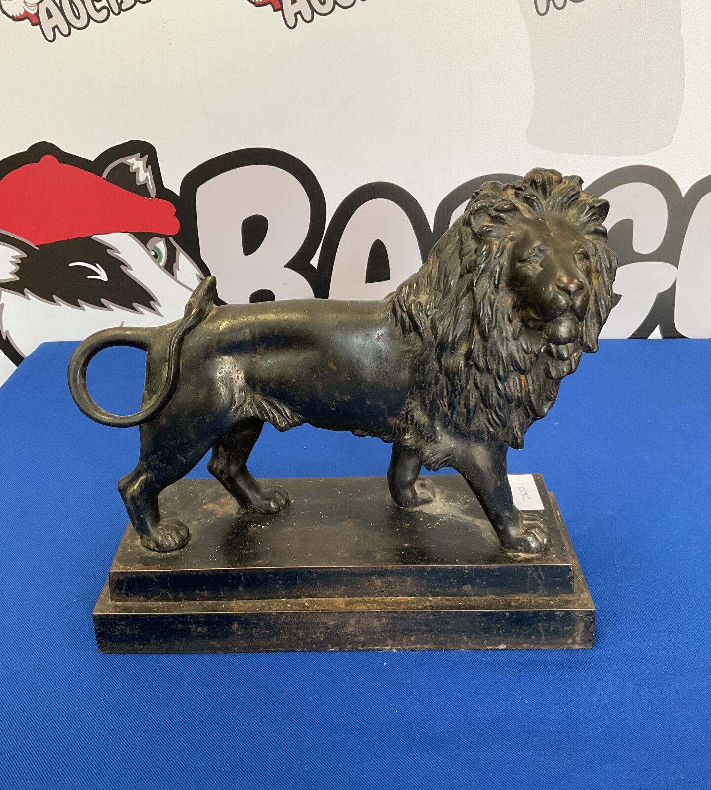 Heavy bronze sculpture of a lion