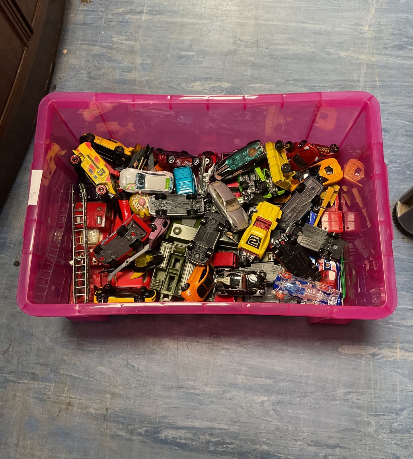 Box of mixed diecast models inc hotwheels and matchbox
