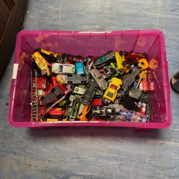 Box of mixed diecast models inc hotwheels and matchbox