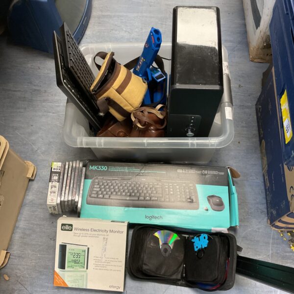 Box of mixed to include keyboards, kitsound music system & linkin park cds