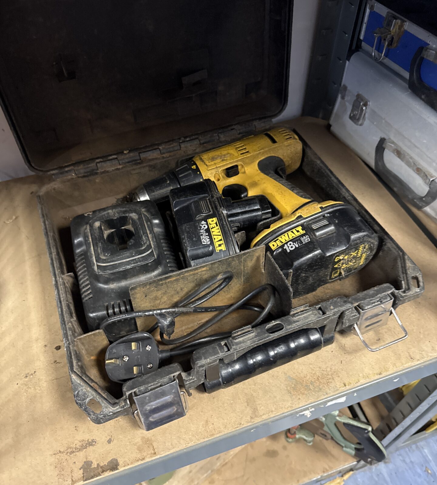 Dewalt de9095 cordless with two batteries & charger - untested, flat batteries