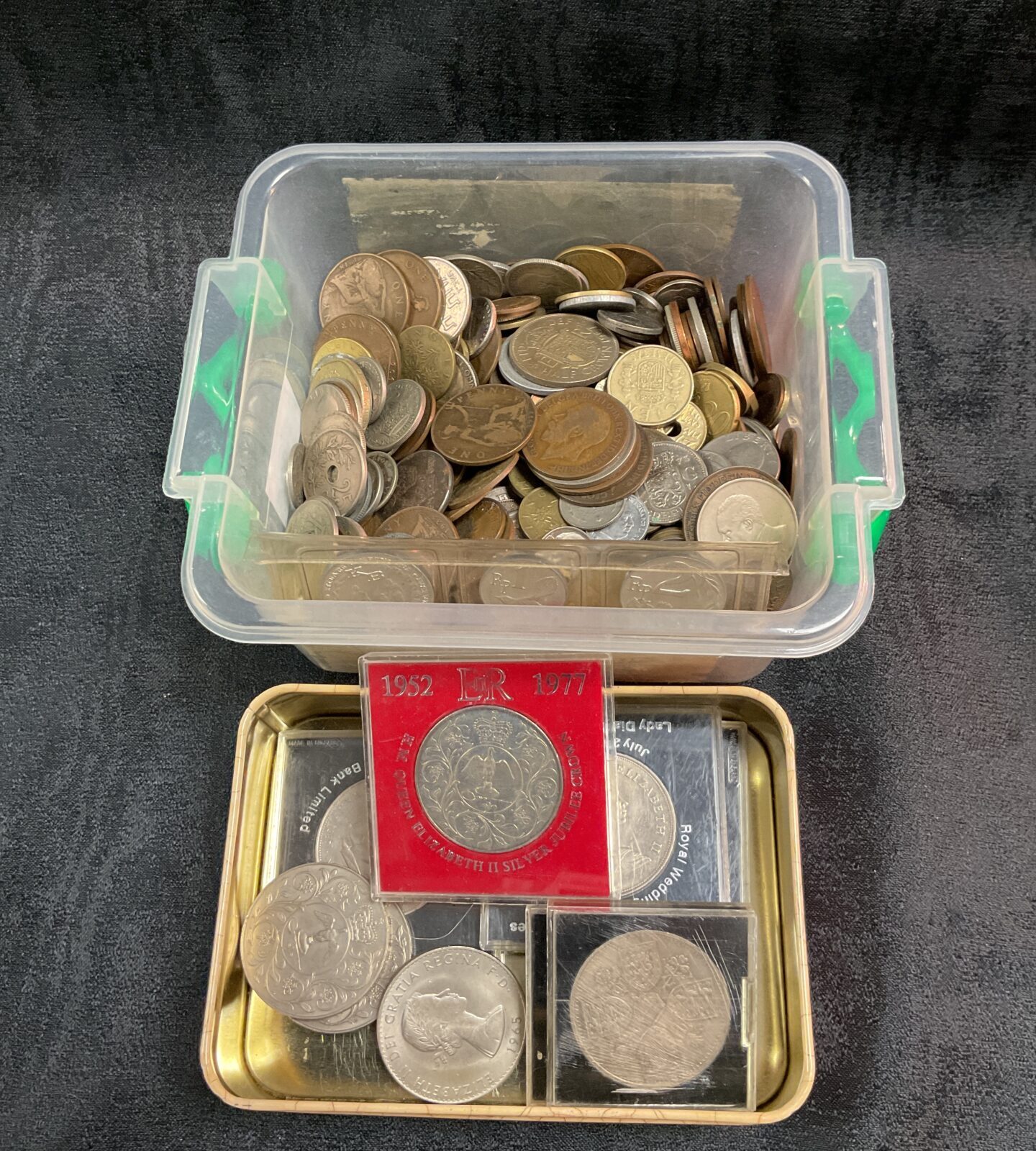 Tub of mixed coins and tin of commemorative coins