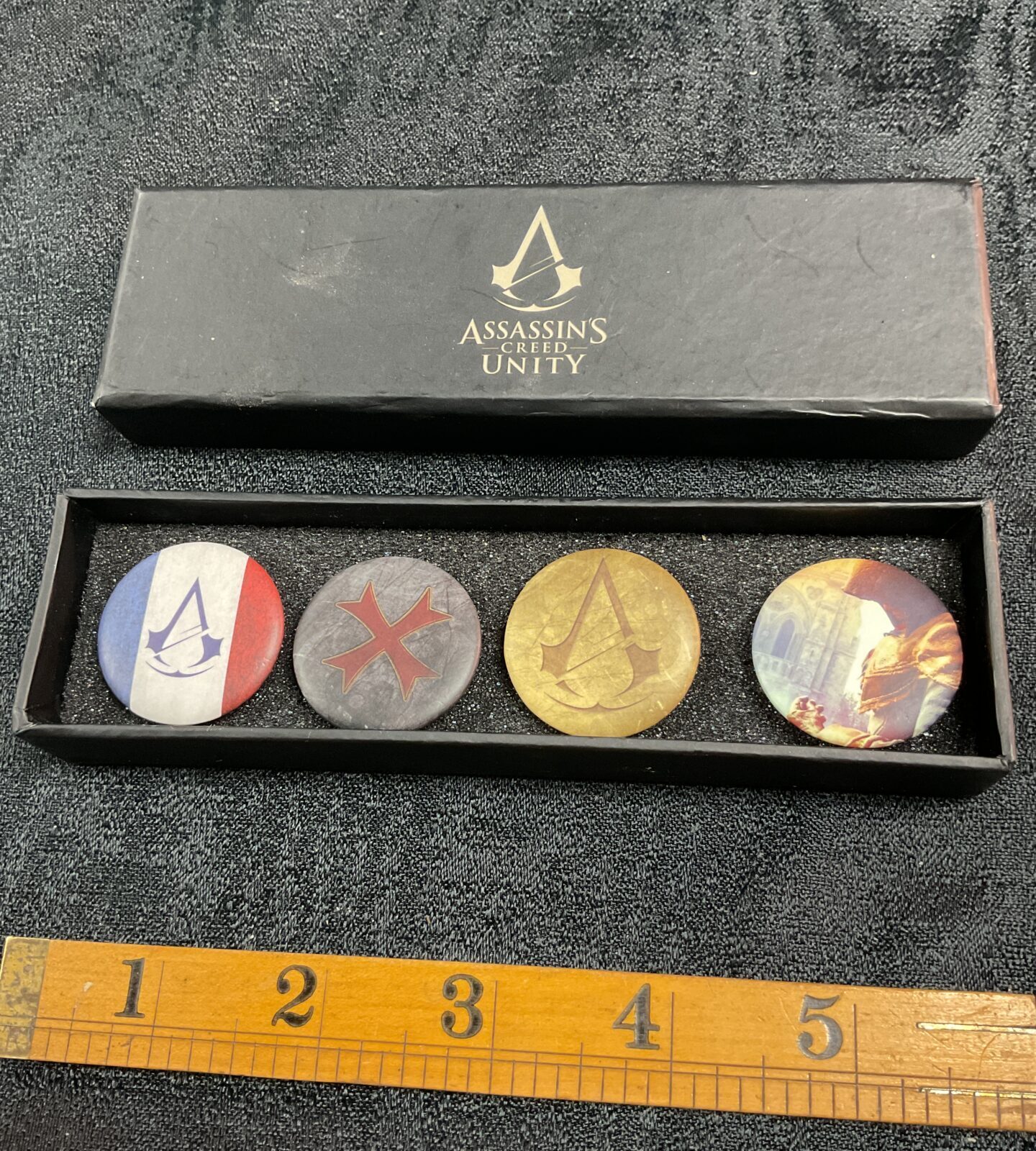 assasins creed unity boxed set button pin badges