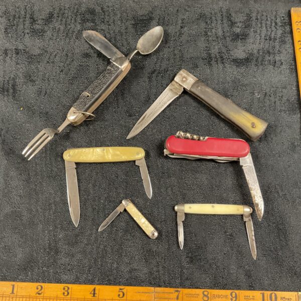 Vintage pocket knife lot with multiple folding blades.