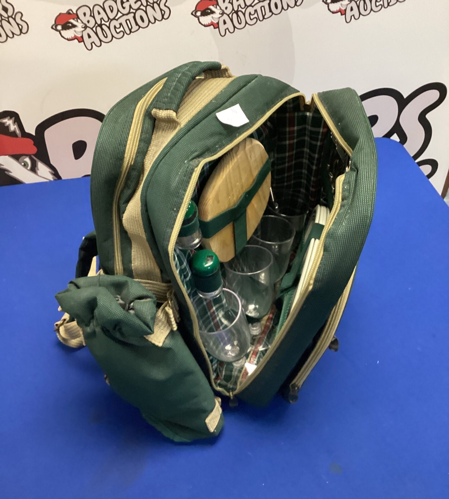 Gelert picnic rucksack with contents