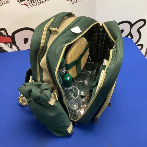 Gelert picnic rucksack with contents