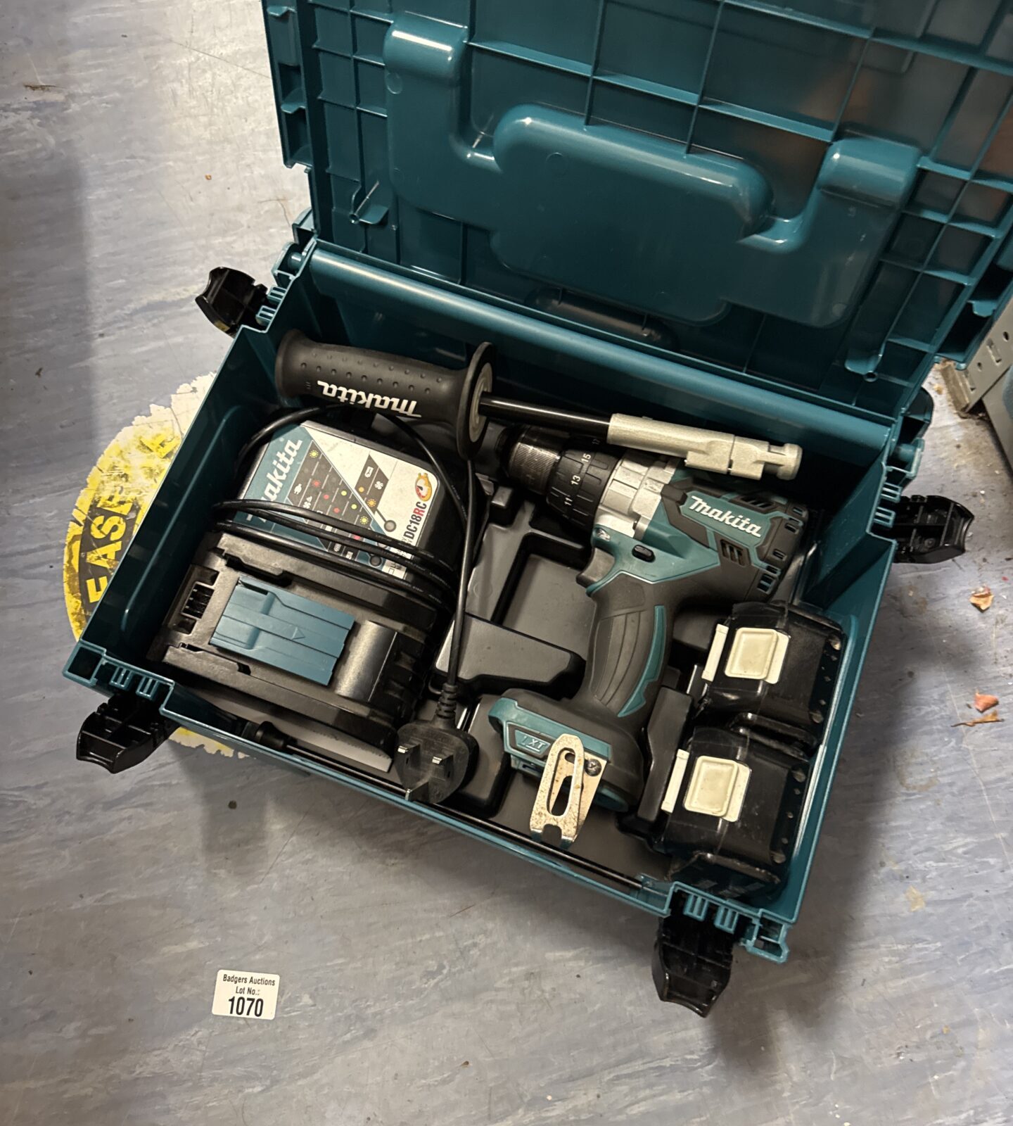 Makita cordless drill with batteries & charger - working