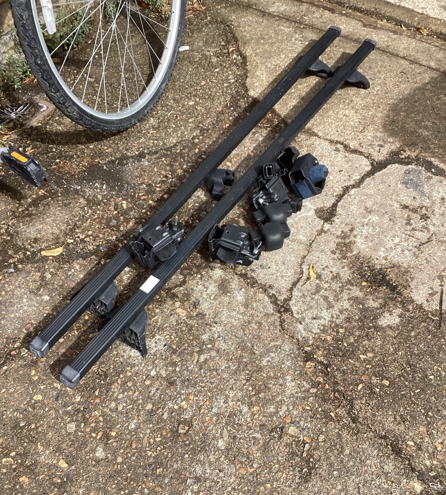 Set  of Halfords Car Roof Bars with locks