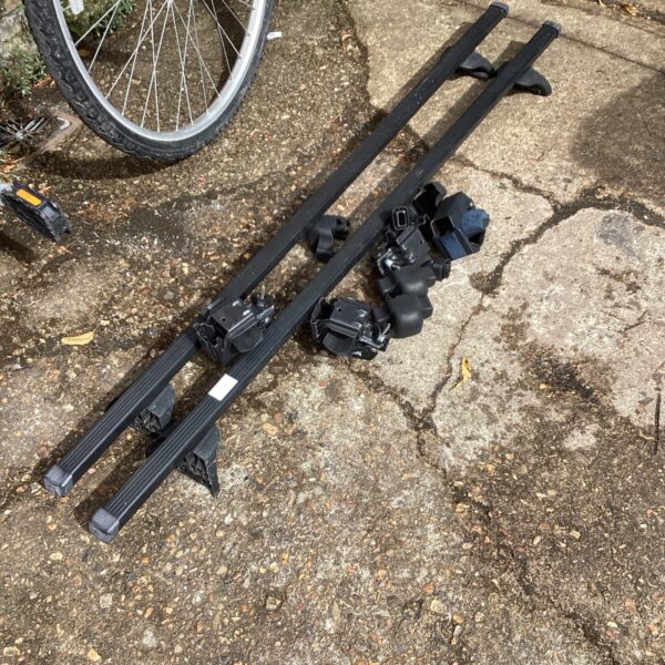 Set  of Halfords Car Roof Bars with locks