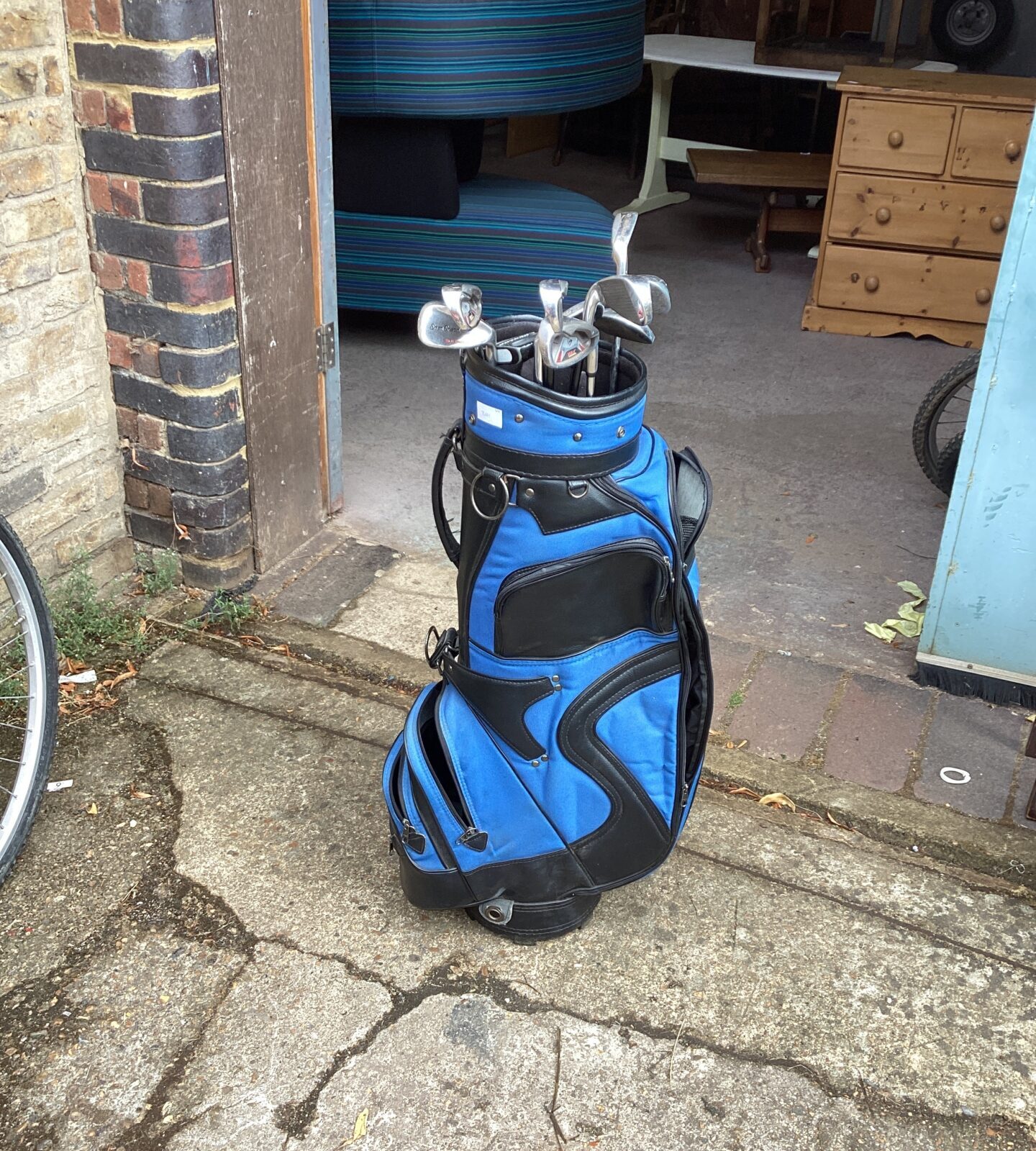 Set of Dunlop Golf Clubs with Bag