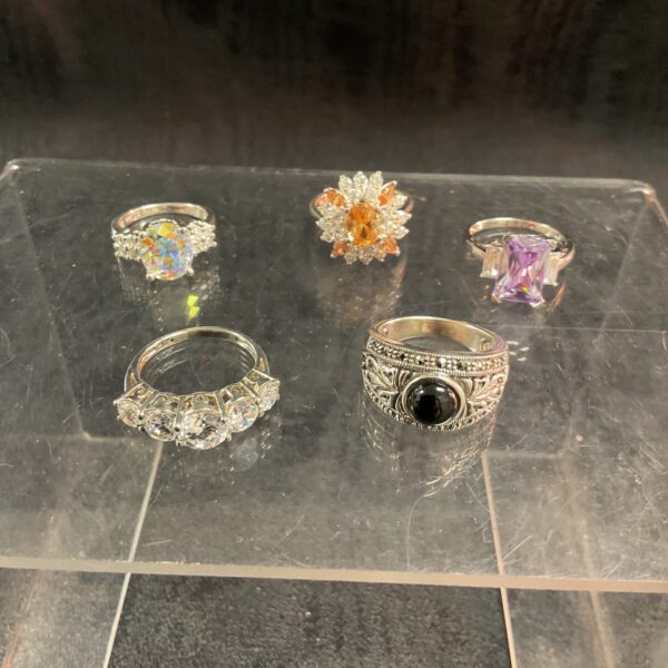 Lot of five silver rings with amethyst and coloured stones.