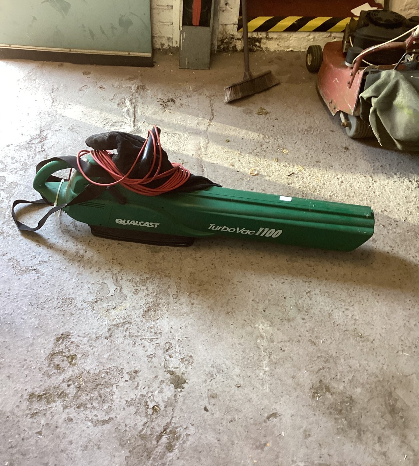 Qualcast Turbo Vac 1100 garden vacuum