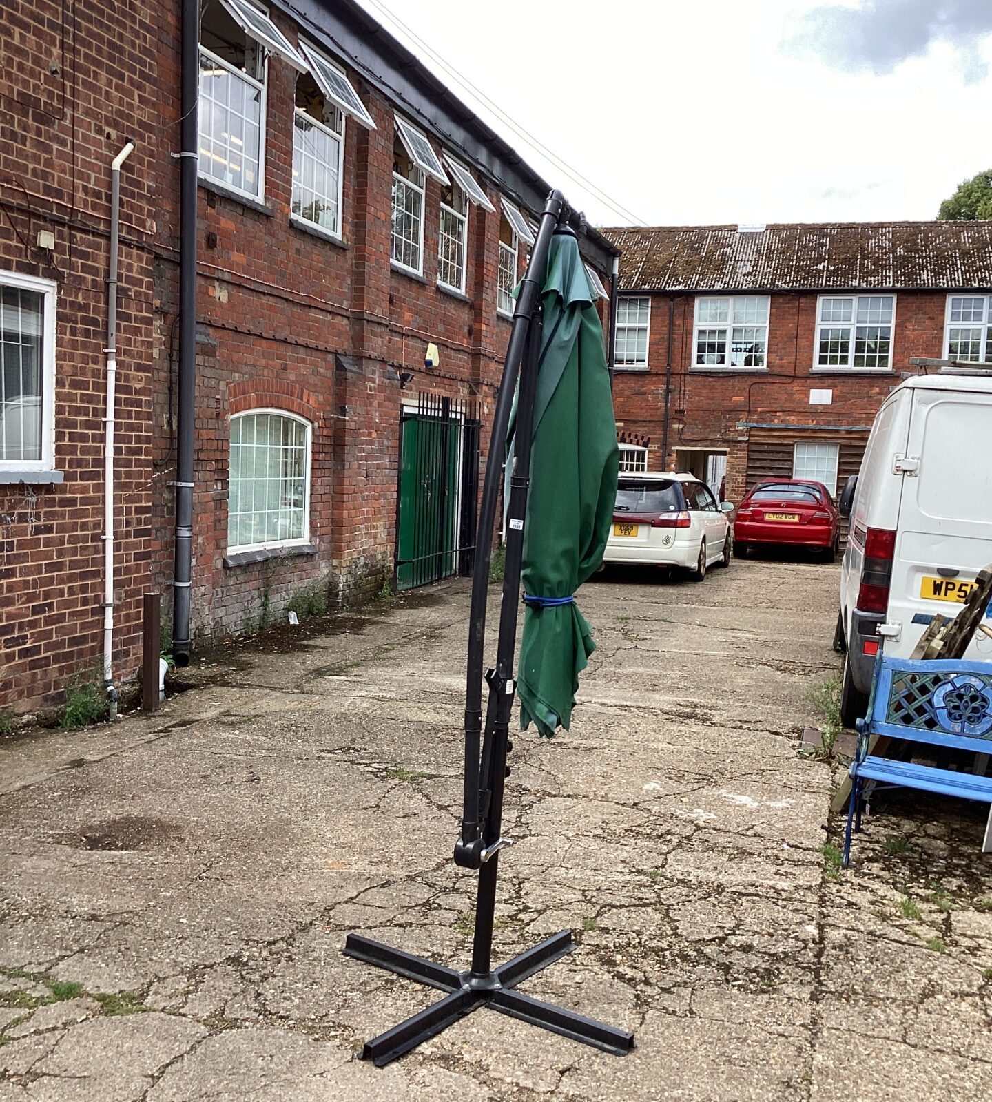Large Cantilever Garden parasol