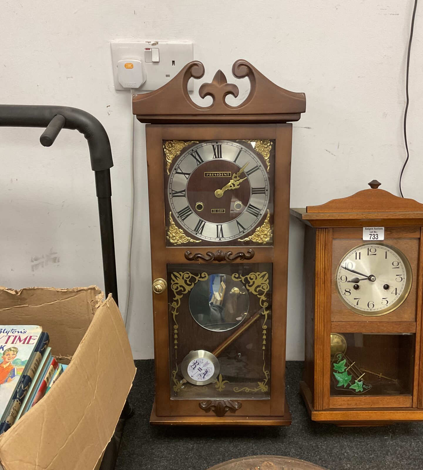 President 31 day wall clock with pendulum & key