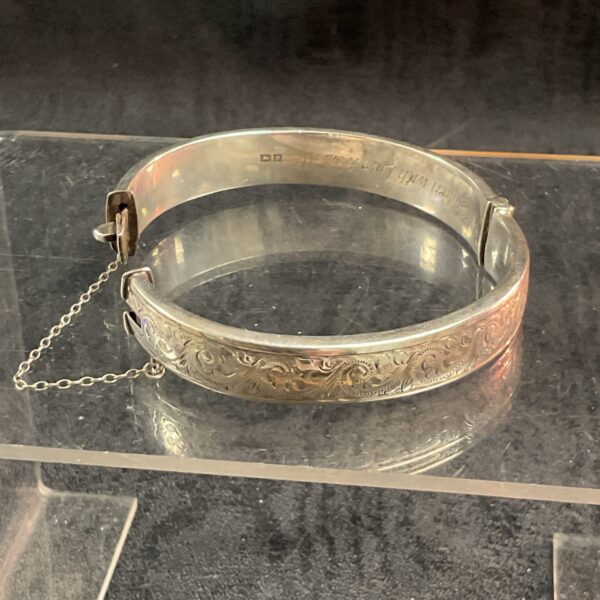 Hallmarked silver hinged bracelet 18g