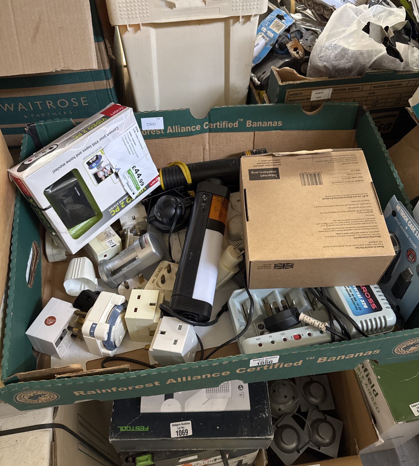 Tray of assorted electrical items inc plug adapters & usb video converter