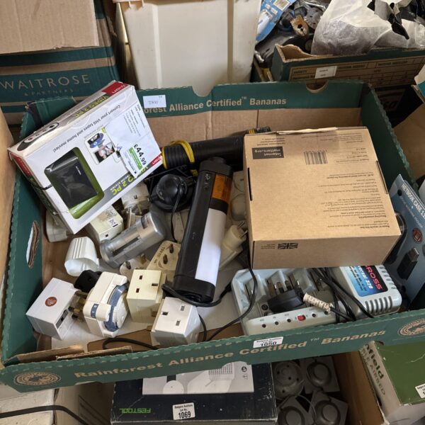 Tray of assorted electrical items inc plug adapters & usb video converter