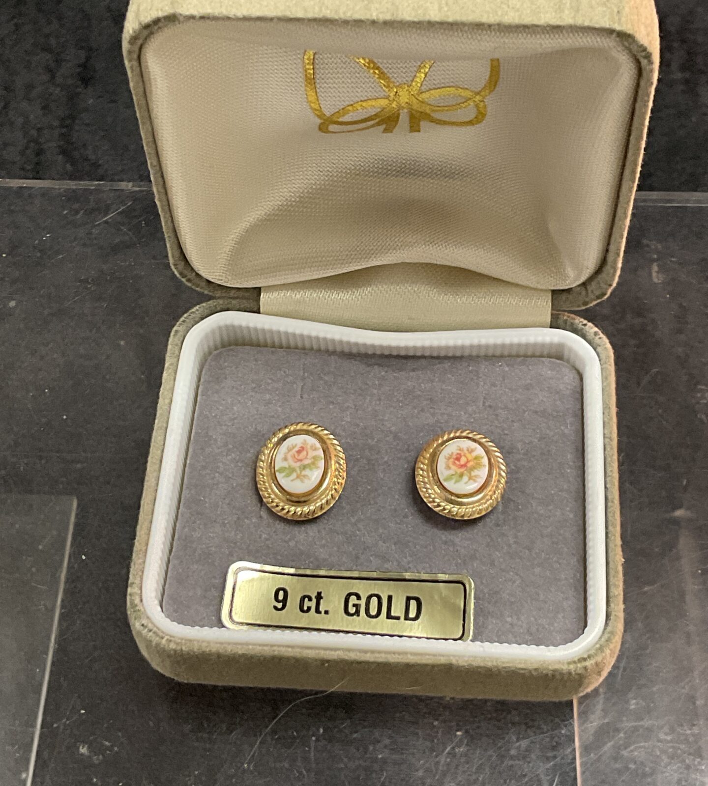 Pair 9ct gold stud earrings with ceramic decoration