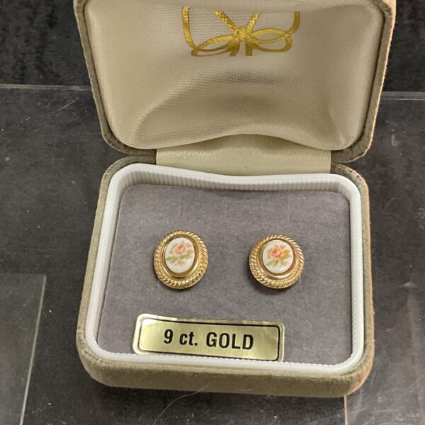 Pair 9ct gold stud earrings with ceramic decoration