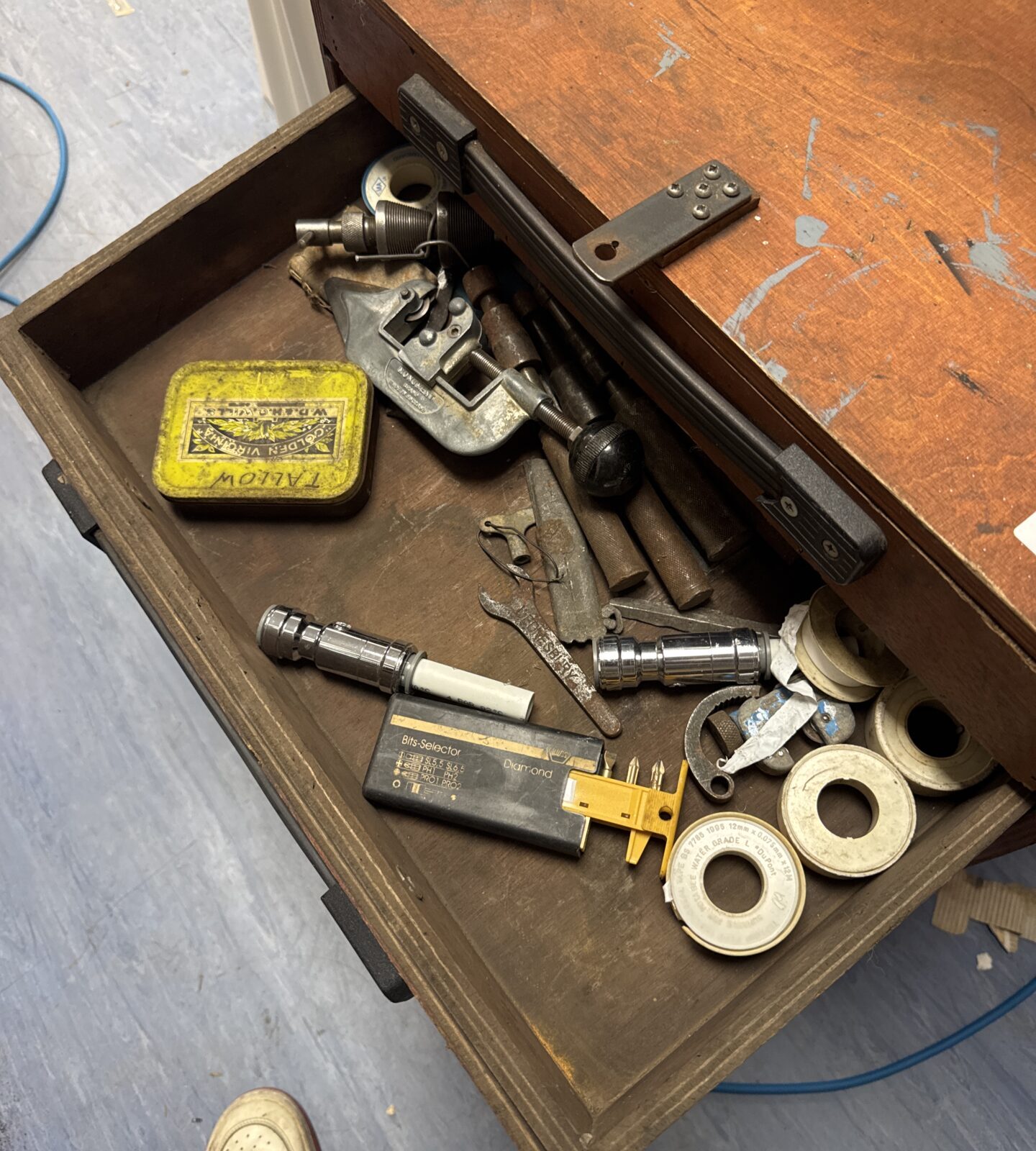 Vintage wooden tool chest with contents - Image 3