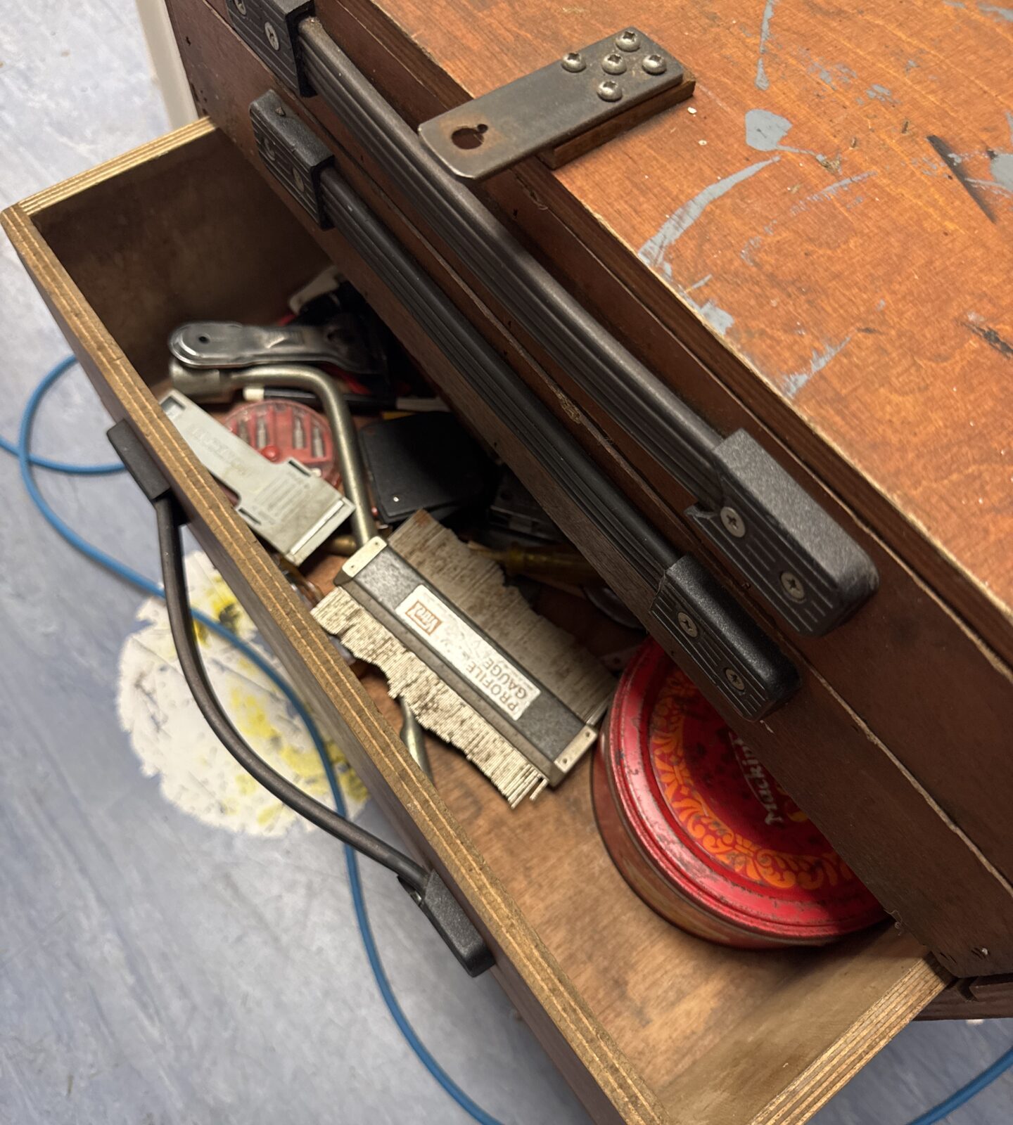Vintage wooden tool chest with contents - Image 4