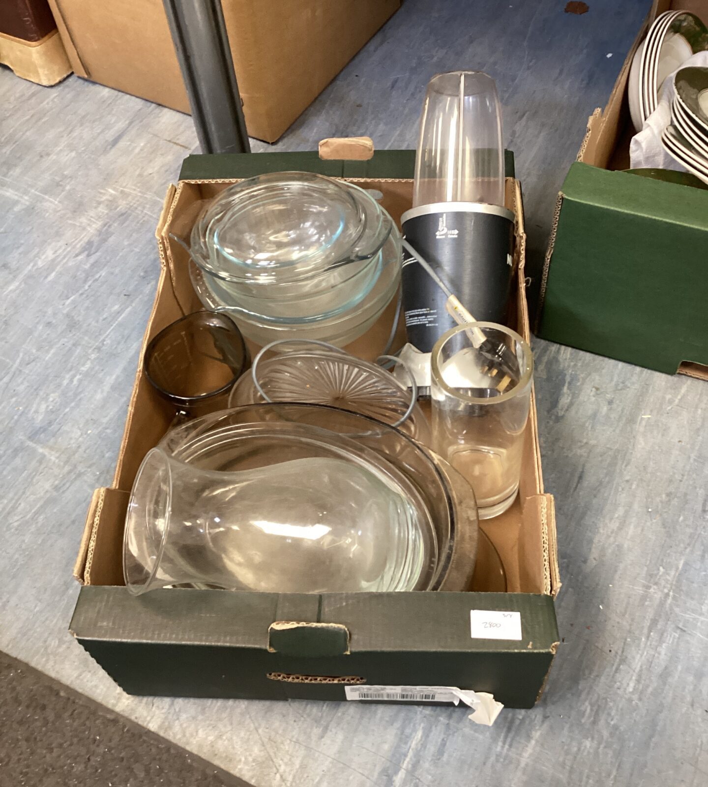 Box of mixed kitchen cooking bowls & nutribullet