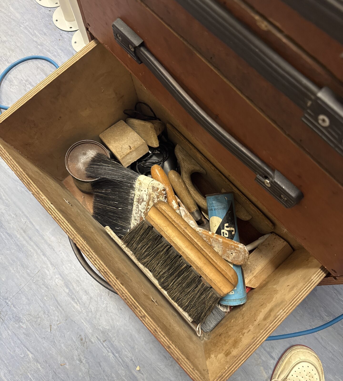 Vintage wooden tool chest with contents - Image 5