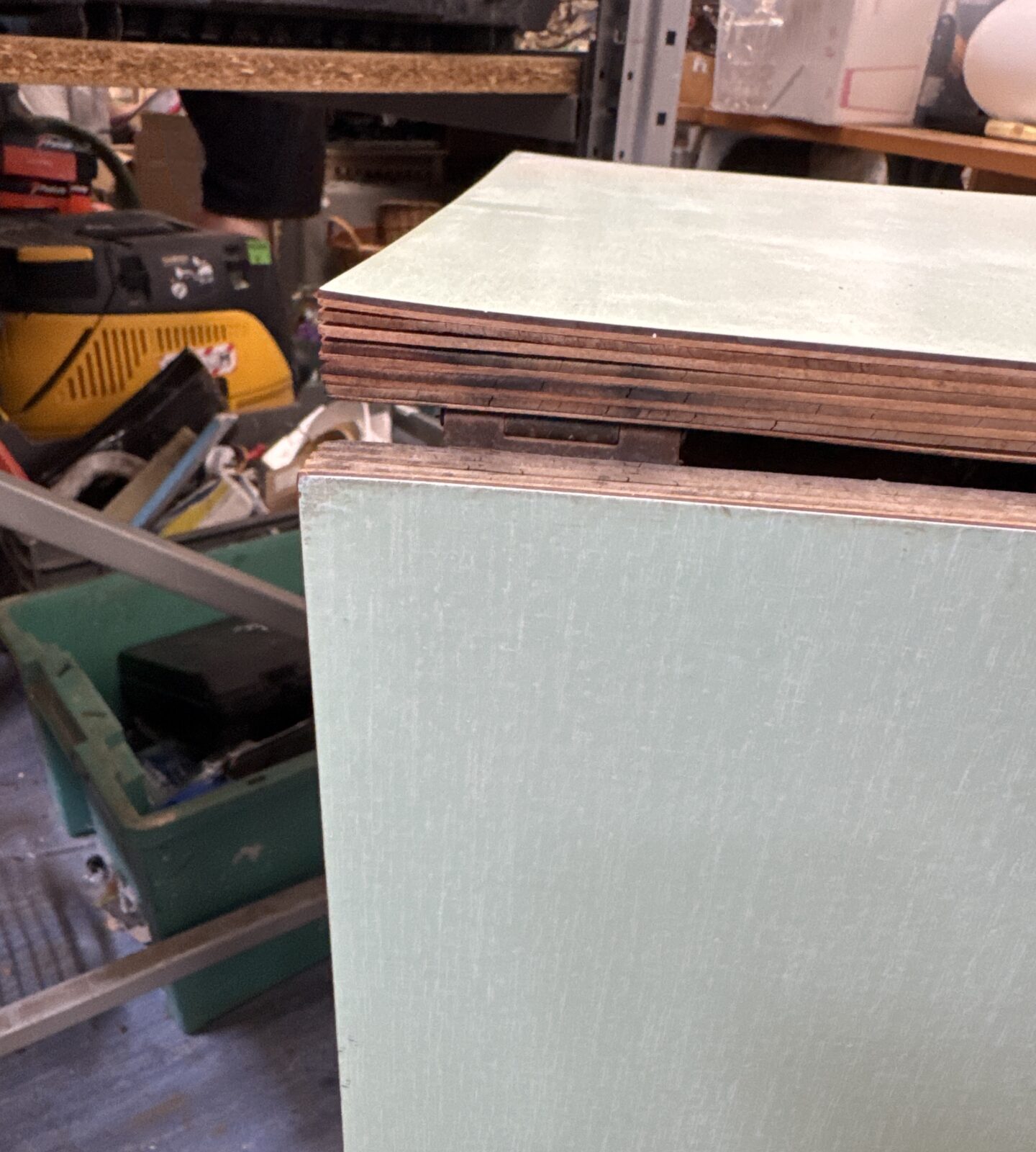Vintage Formica small drop leaf table - needs attention, surface layers delaminating & one gate leg needs repair - Image 2