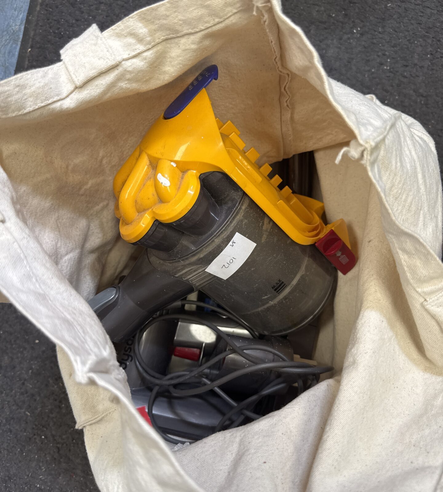 Dyson cordless hoover with charger - untested