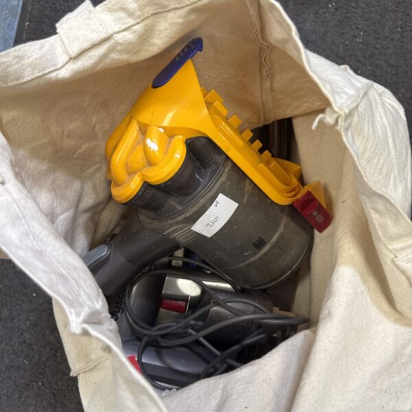 Dyson cordless hoover with charger - untested