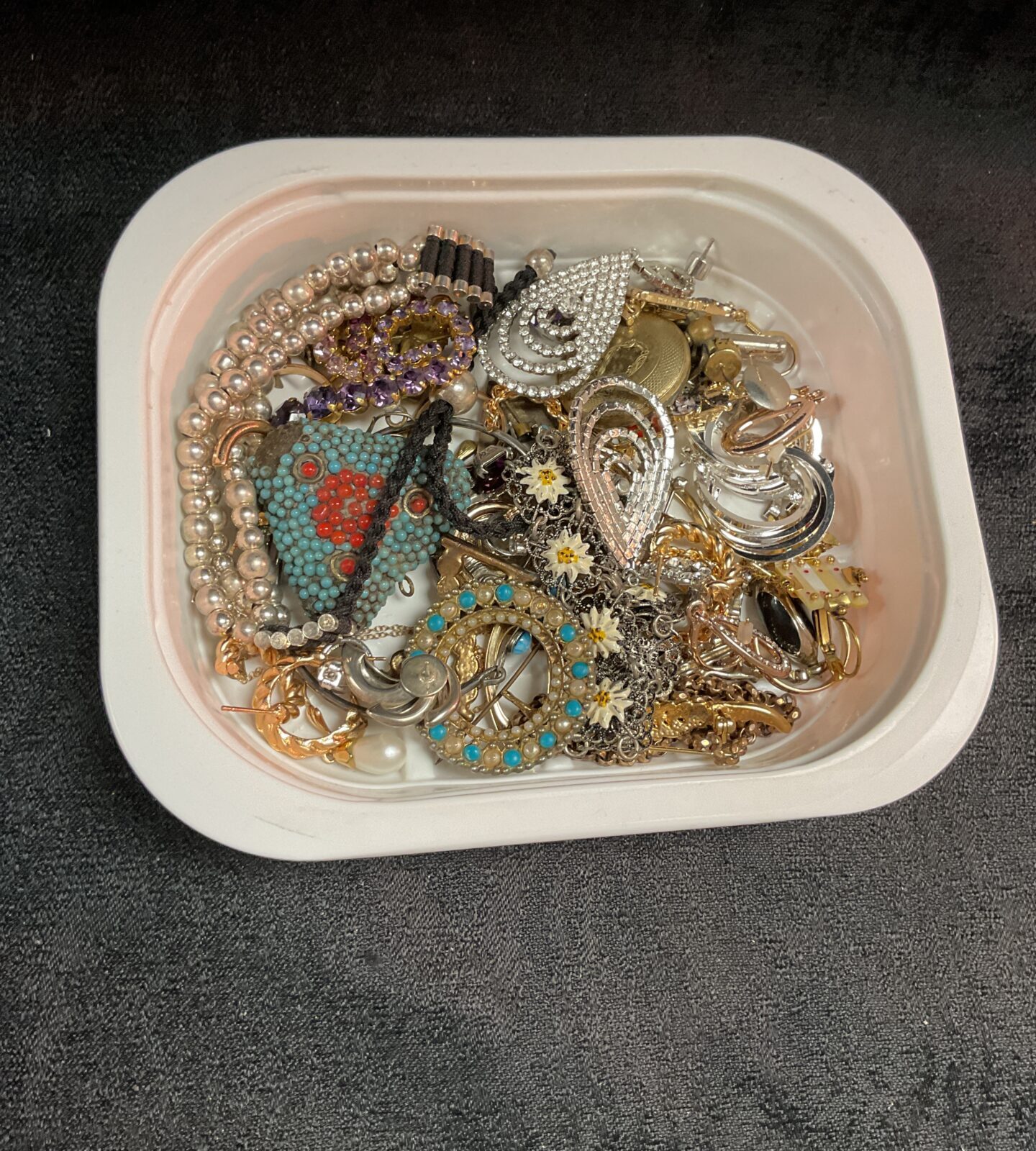 Box of mixed jewellery inc silver