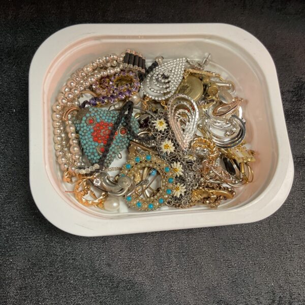 Box of mixed jewellery inc silver