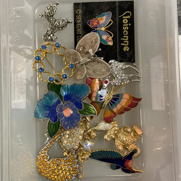 Box of mixed brooches