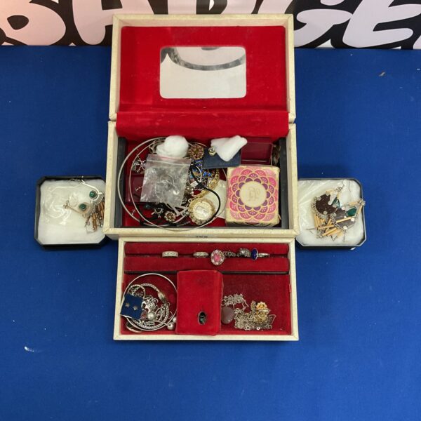 Mixed jewellery lot with silver and costume pieces.